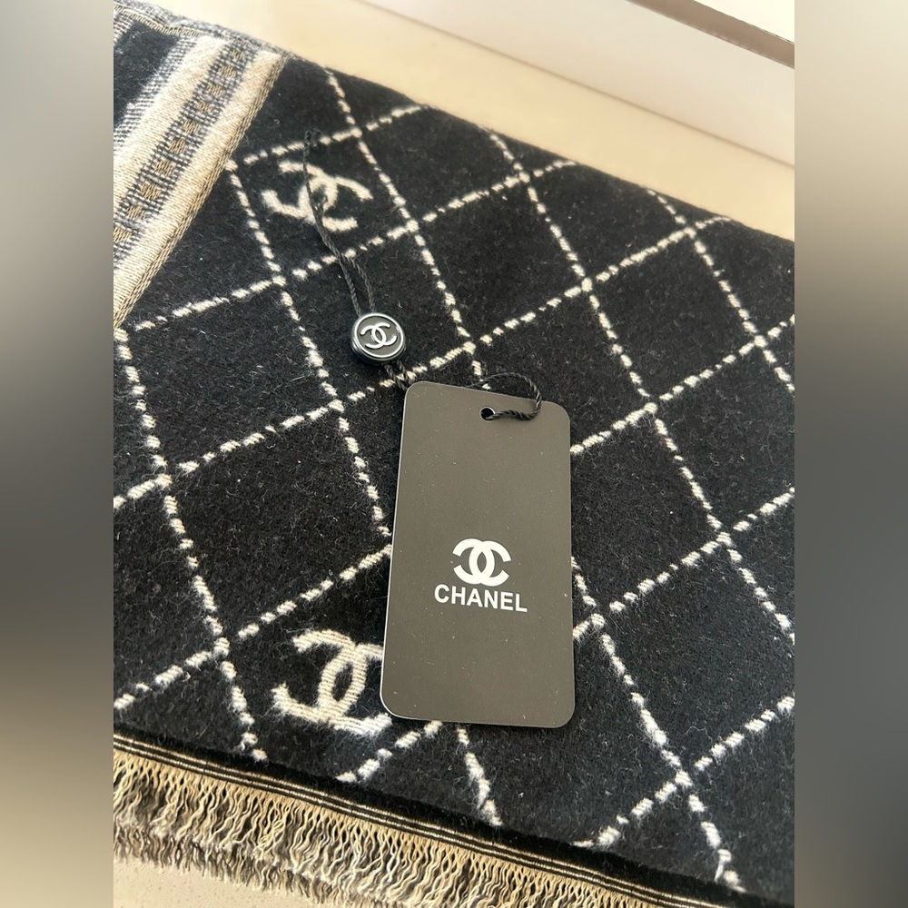 🛑SOLD🛑 CHANEL Black/White Eiffel Tower Print Scarf  | Black White - Picture 13 of 14